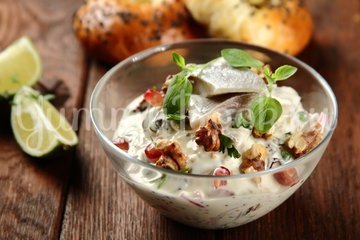 Сельдь с изюмом, орехами и гранатом - шаг 6