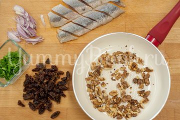 Сельдь с изюмом, орехами и гранатом - шаг 2