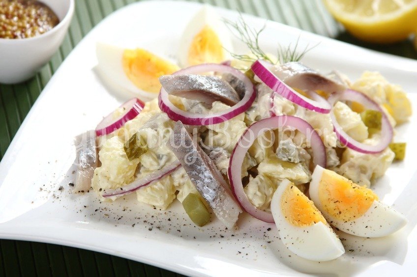 Салат с сельдью и яйцом
