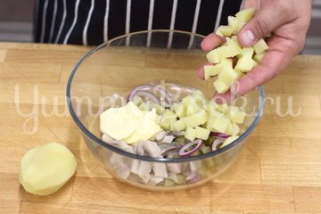 Салат с сельдью и яйцом - шаг 3