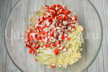 Салат с пекинской капустой, крабовыми палочками и ананасами - шаг 2
