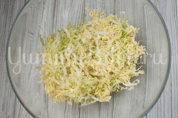 Салат с пекинской капустой, крабовыми палочками и ананасами - шаг 1