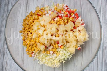 Салат с пекинской капустой, крабовыми палочками и ананасами - шаг 4