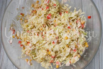 Салат с пекинской капустой, крабовыми палочками и ананасами - шаг 6