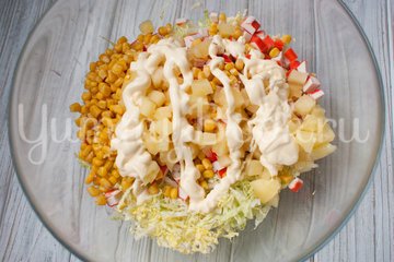 Салат с пекинской капустой, крабовыми палочками и ананасами - шаг 5