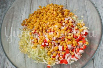 Салат с пекинской капустой, крабовыми палочками и ананасами - шаг 3