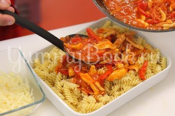Запеканка из макарон с курицей и сыром - шаг 4