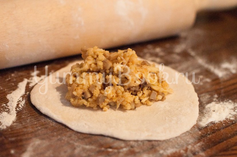 Пирожки с грибами, сыром и пшенной крупой - шаг 8