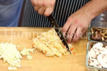 Квашеная капуста, тушенная с клюквой - шаг 1