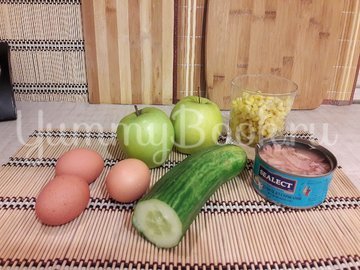 Простой салат с тунцом и яблоком - шаг 1