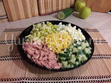 Простой салат с тунцом и яблоком - шаг 2