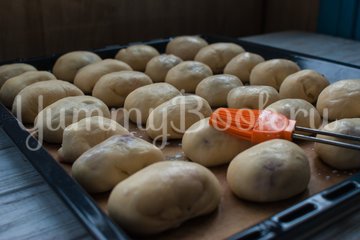 Быстрые дрожжевые пирожки с вишней - шаг 6
