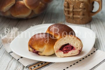 Быстрые дрожжевые пирожки с вишней - шаг 8