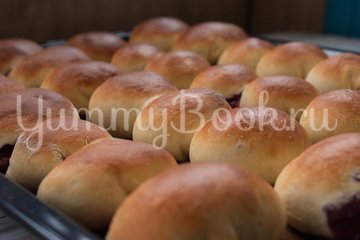 Быстрые дрожжевые пирожки с вишней - шаг 7