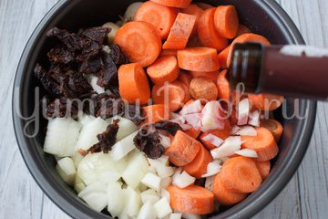 Тушеная свинина с черносливом и грибами в мультиварке - шаг 5