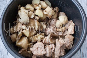 Тушеная свинина с черносливом и грибами в мультиварке - шаг 3
