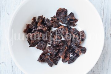 Тушеная свинина с черносливом и грибами в мультиварке - шаг 2