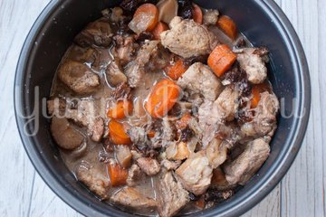 Тушеная свинина с черносливом и грибами в мультиварке - шаг 6