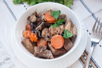 Тушеная свинина с черносливом и грибами в мультиварке - шаг 7