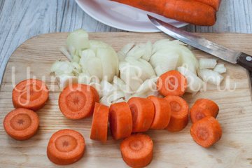 Тушеная свинина с черносливом и грибами в мультиварке - шаг 1