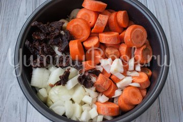 Тушеная свинина с черносливом и грибами в мультиварке - шаг 4