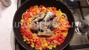 Минтай с овощами на сковороде - шаг 3