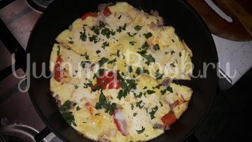 Омлет с помидорами и беконом - шаг 3