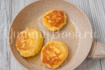 Сырники с кукурузной мукой - шаг 4