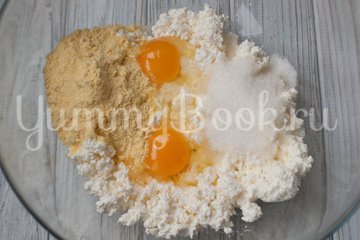 Сырники с кукурузной мукой - шаг 1