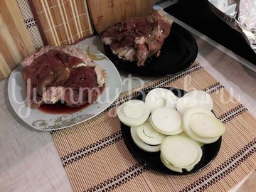 Запечённая свинина, маринованная в пиве с яблоками и овощами - шаг 5