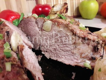 Запечённая свинина, маринованная в пиве с яблоками и овощами - шаг 11