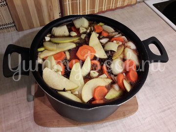 Запечённая свинина, маринованная в пиве с яблоками и овощами - шаг 3