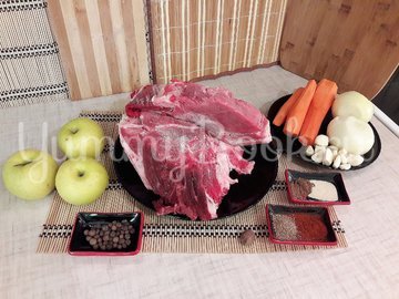 Запечённая свинина, маринованная в пиве с яблоками и овощами - шаг 1