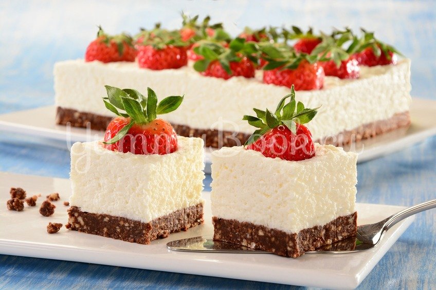 Кокосовый десерт с ягодами
