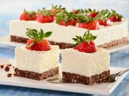 Кокосовый десерт с ягодами