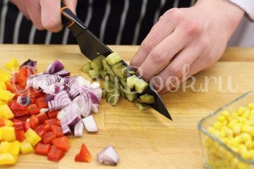 Пикантный салат с курицей - шаг 3