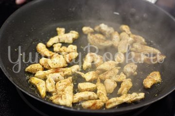 Пикантный салат с курицей - шаг 1