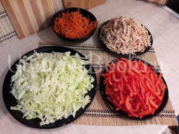 Сочный салат с запечённым куриным филе и овощами - шаг 5