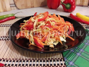 Сочный салат с запечённым куриным филе и овощами - шаг 8
