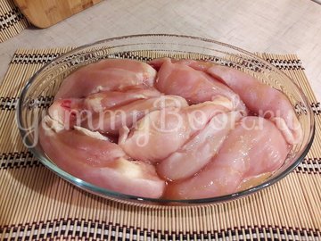 Сочный салат с запечённым куриным филе и овощами - шаг 2