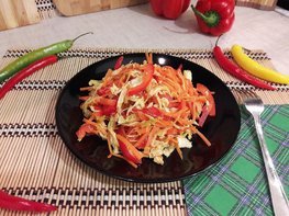 Сочный салат с запечённым куриным филе и овощами
