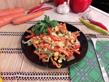 Куриное филе с разноцветными овощами