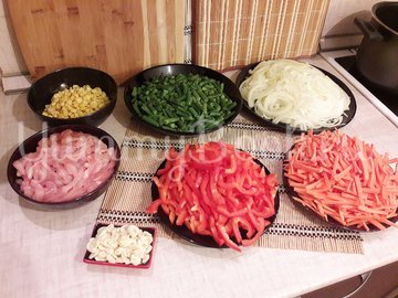 Куриное филе с разноцветными овощами - шаг 2