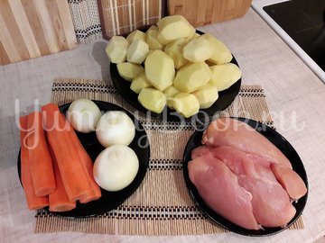 Картофельные зразы с куриным филе и морковью - шаг 1