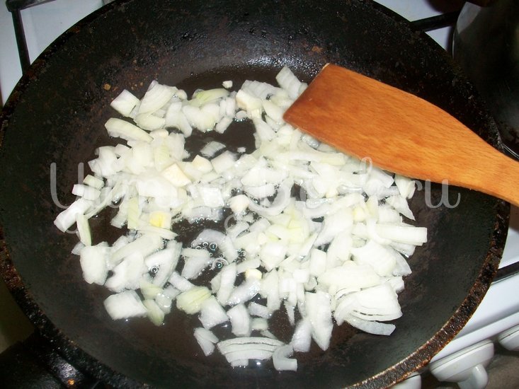Макароны в сметанном соусе с сыром - шаг 1