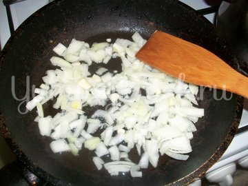 Макароны в сметанном соусе с сыром - шаг 1