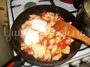 Макароны в сметанном соусе с сыром - шаг 8