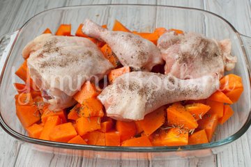 Куриные окорочка, запеченные с тыквой - шаг 2