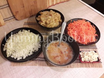 Лёгкий суп с куриными фрикадельками и яичной "лапшой" - шаг 2