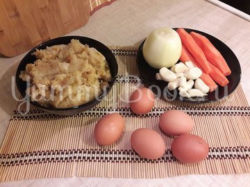 Лёгкий суп с куриными фрикадельками и яичной "лапшой" - шаг 1